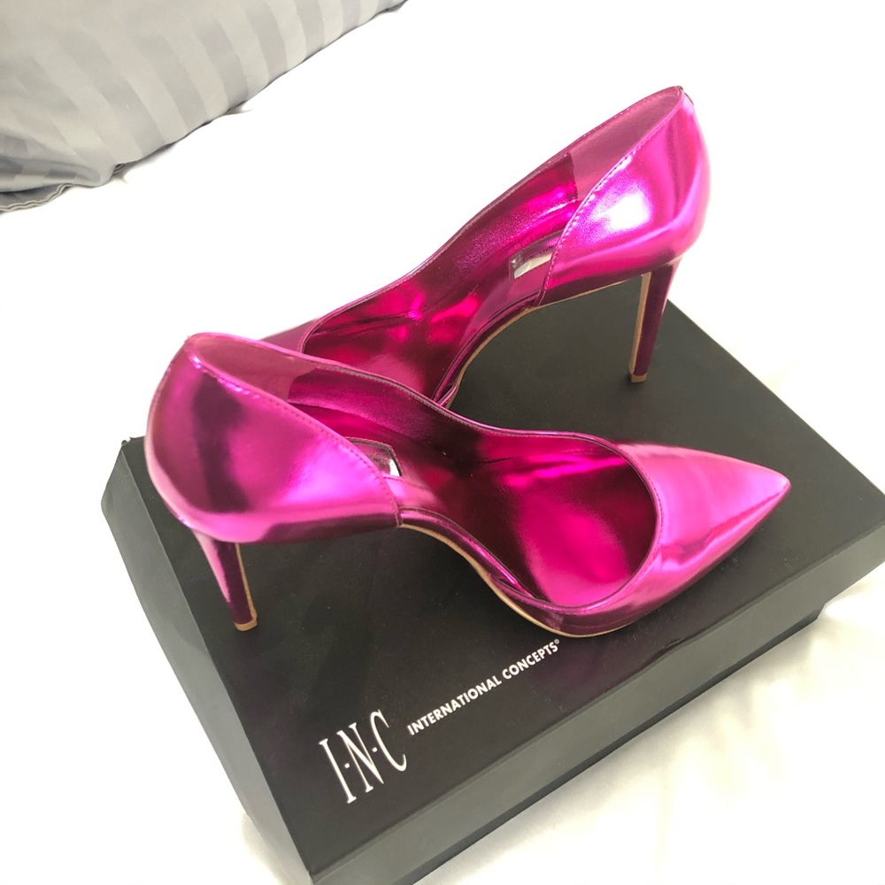 Metallic hot pink pump